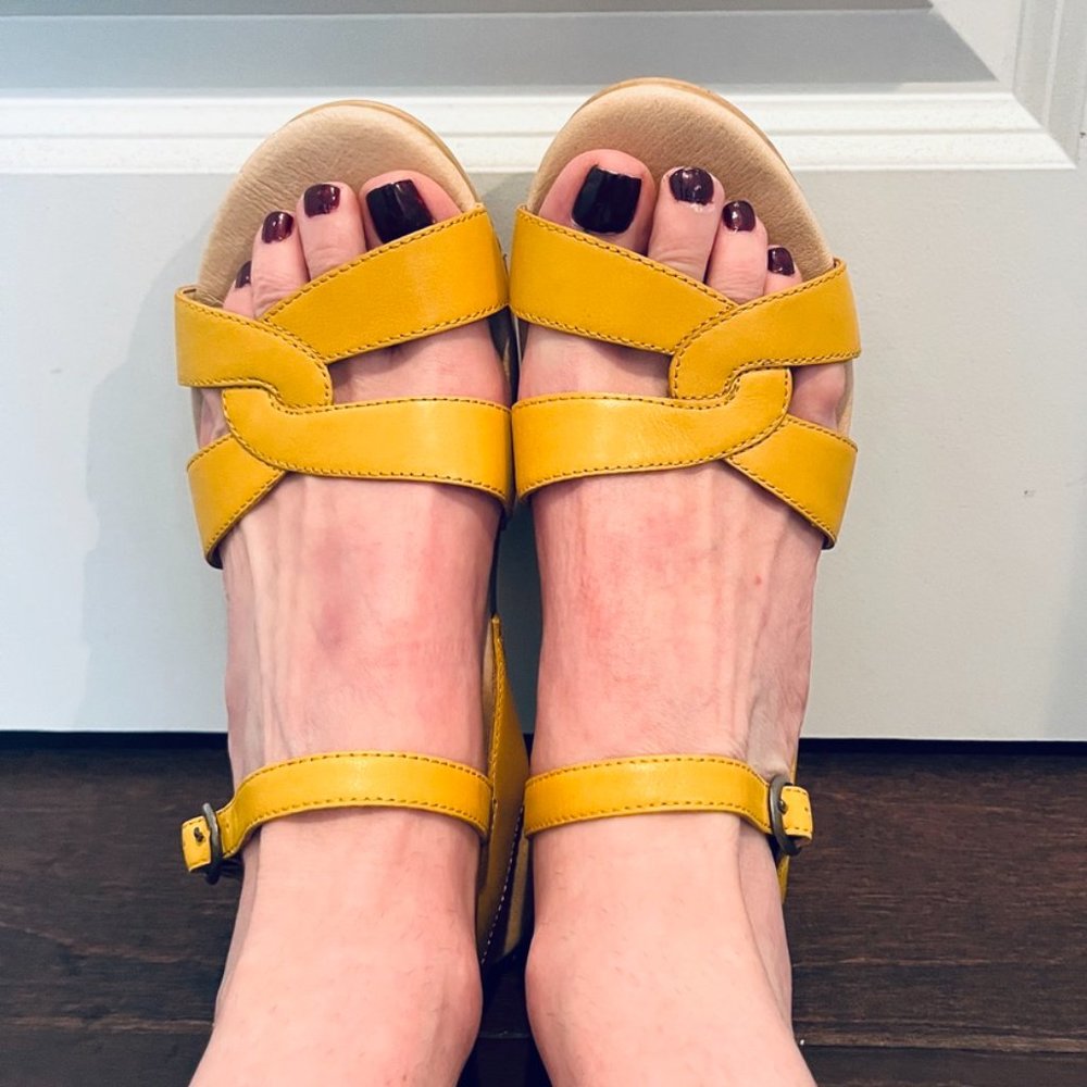DANSKO Sandal Yellow wedge heel euro 37, Amer 7.5
